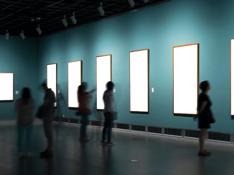 galerija sa praznim okvirima za slike, kao simbolika za visual storytelling u marketingu 